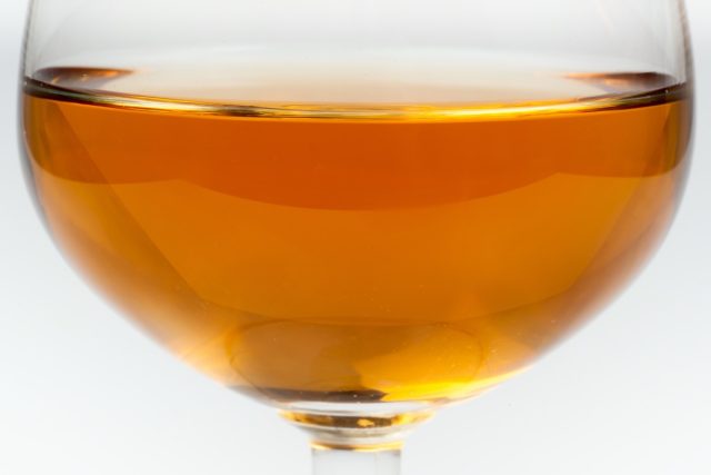 L’hydromel Est Créé En Faisant Fermenter Le Miel Avec De L’eau. Les Brasseurs Ajoutent Parfois Aussi Divers Fruits, Épices, Céréales Ou Houblon. La Caramélisation Du Miel Crée Un Bochet.