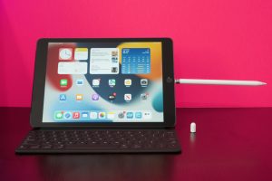 Apple Pencil sticking horizontally from the ninth-generation iPad's bottom-mounted Lightning port.