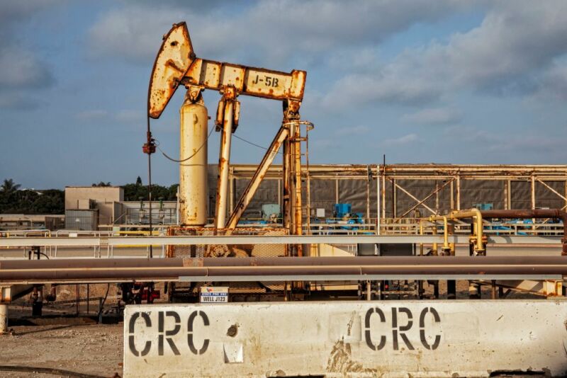 Image of an oil well and its associated hardware.