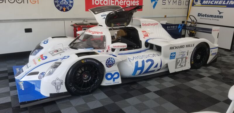 Hydrogen race deals car