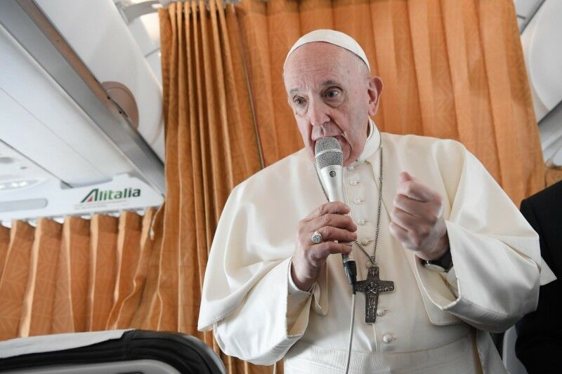 Papa Francesco parla ai giornalisti mentre torna in Vaticano il 15 settembre 2021.