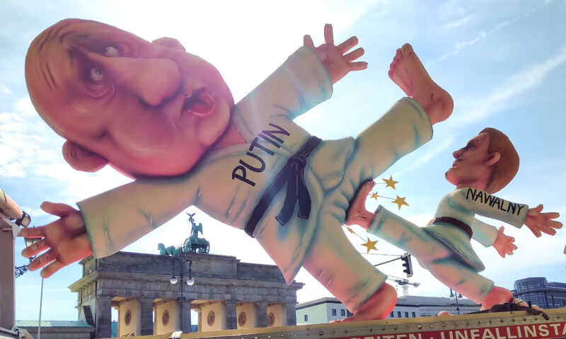 Technology At an Anti-Putin protest in Berlin, a giant sculpture depicts Alexei Navalny kicking Vladimir Putin in the groin.