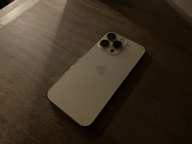 De achterkant van de iPhone 13 Pro, gefotografeerd bij weinig licht met de iPhone 13 Pro Max's Night Mode.