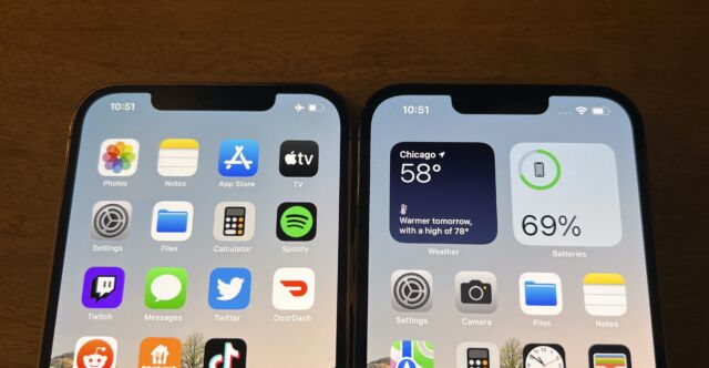 De inkeping van de iPhone 12 Pro Max (links) naast de inkeping van de iPhone 13 Pro Max (rechts).