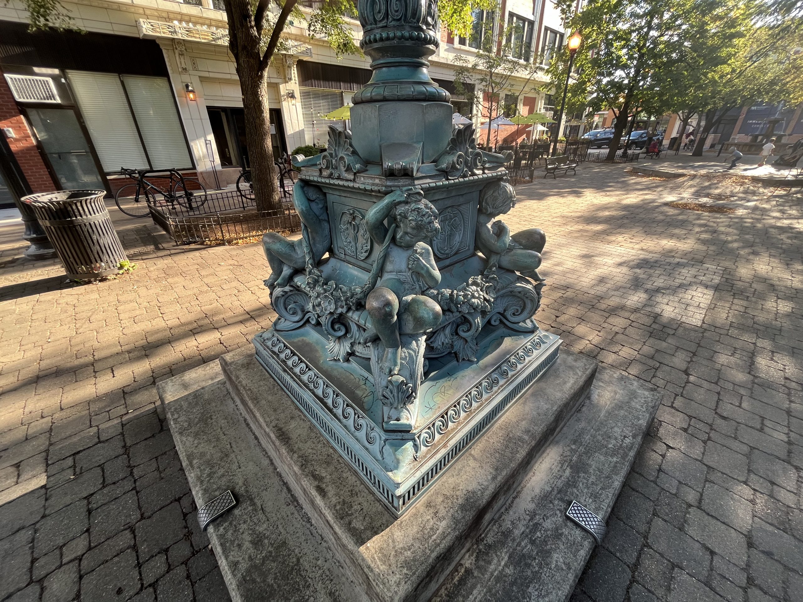 A statue in a city square