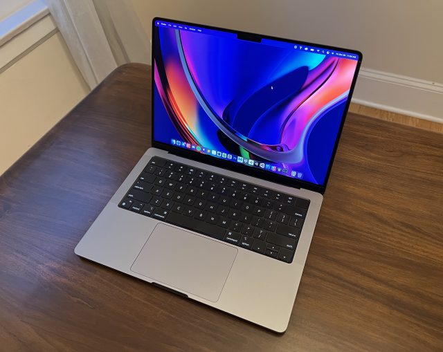 14형 2021 MacBook Pro의 디스플레이.