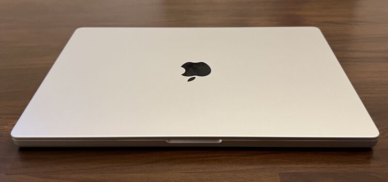 La parte anteriore di un laptop chiuso color argento su un tavolo