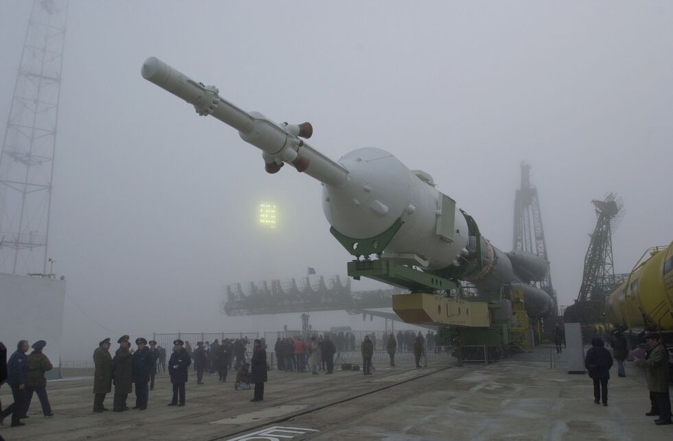 রাশিয়ার Soyuz TM-31 মিশন 2000 সালের অক্টোবরে বিকেএসে প্রথম ক্রু পাঠায়।
