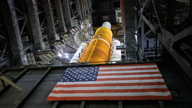 Una vista del razzo SLS della NASA, quasi completamente assemblato, nel settembre 2021.