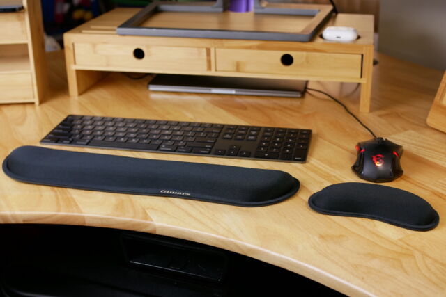 Gimars Handballenauflagen für Tastatur und Maus kommen zusammen in einem Paket.  Sie kombinieren Memory-Schaum und Gel, um zu erstellen "in der Luft schweben" Mit den Handgelenken fühlen.