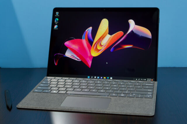 Microsoft Surface Pro 8. W naszej recenzji nazwaliśmy go najlepszym Surface w obecnej ofercie komputerów PC firmy Microsoft.