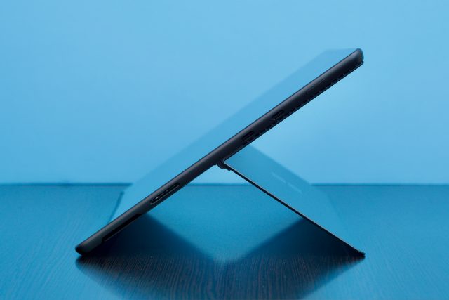 Surface Pro 8 de perfil. 