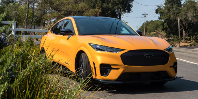 L’auto elettrica Ford Mustang Mach-E GT è finalmente all’altezza del suo famoso nome