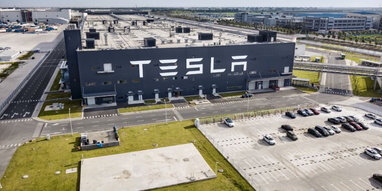 Tesla made .6 billion in Q3, is switching to LFP batteries globally