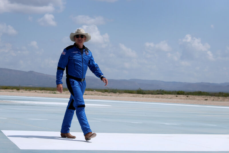 Jeff Bezos marche près du New Shepard de Blue Origin après avoir volé dans l'espace le 20 juillet 2021 à Van Horn, Texas. 