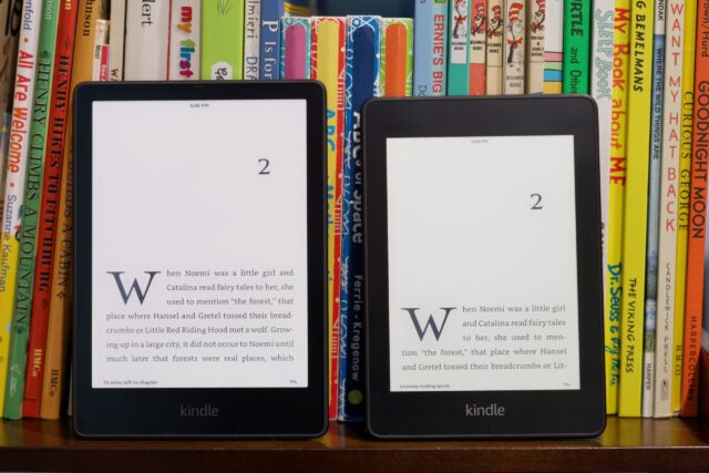 O novo Kindle Paperwhite (à esquerda) tem uma tela de 6,8 polegadas, que é muito maior do que a tela de 6 polegadas do modelo antigo.