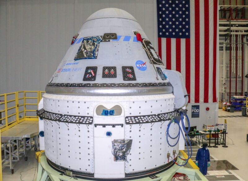 A espaçonave Boeing Starliner, que será pilotada com o Orbital Flight Test-2, pode ser vista no Kennedy Space Center da NASA na Flórida em 6 de junho de 2021.