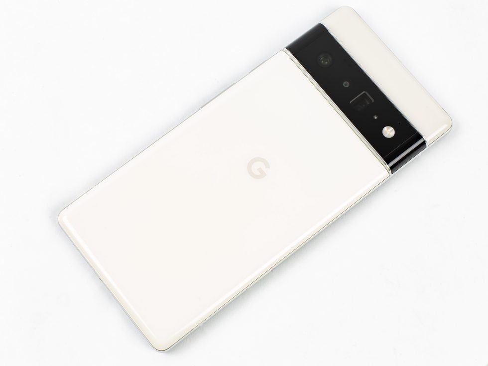 Задняя часть Pixel 6 Pro с отличительной полосой камеры.  Google говорит, что это должно быть "две тонны" дизайн, но на моей модели это сложно заметить.