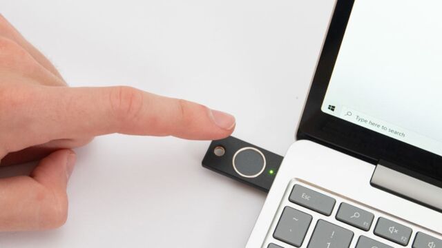 Las nuevas llaves de seguridad de Yubico le permiten usar huellas digitales en lugar de contraseñas