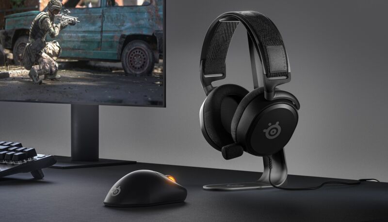 Steelseries Arctis Prime su Cuffia vicino al monitor