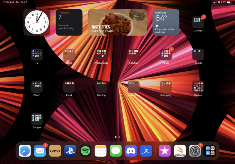 Widgets on the home screen of iPadOS 15.