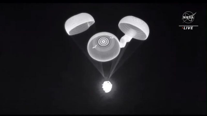 NASA TV montre Crew Landing 2 trois parachutes principaux déployés, avec un quatrième à la traîne.