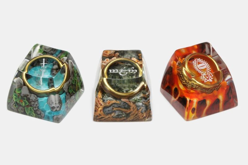 Trois Drop + Le Seigneur Des Anneaux Le One Ring Artisan Keycaps Sur Fond Blanc