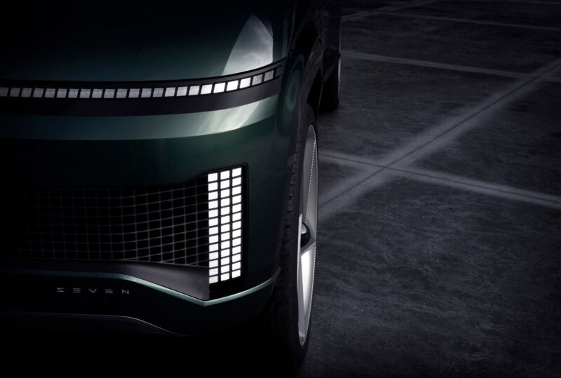 The headlights of the Hyundai SEVEN concept car use a design concept it calls "parametric pixels."