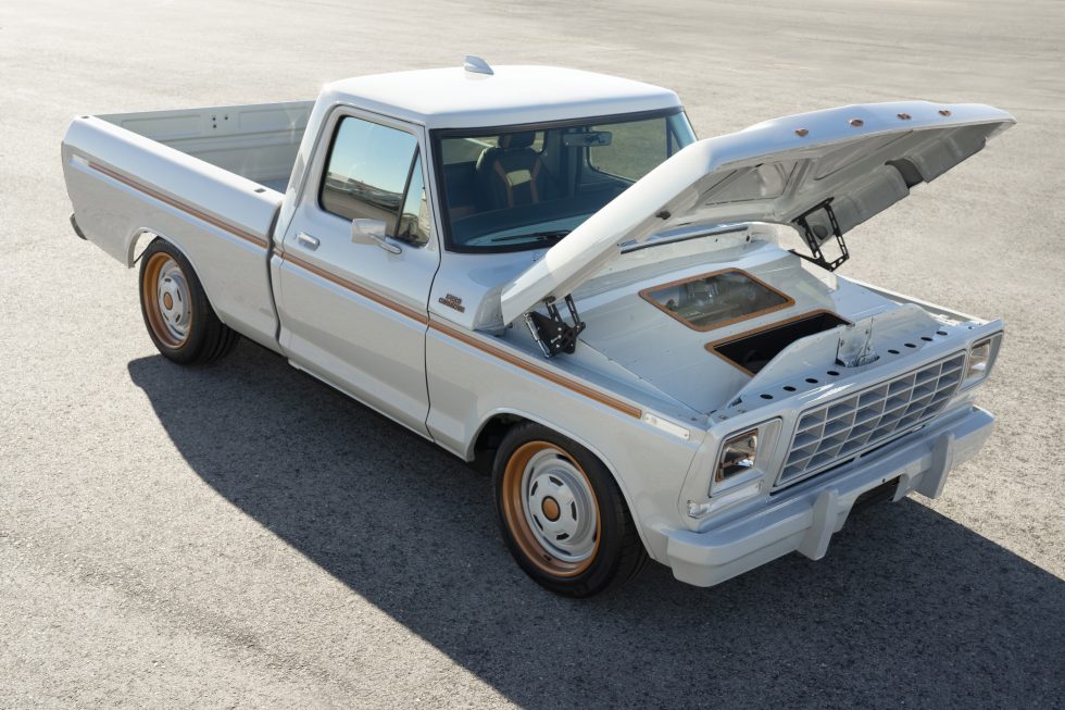 Ford built the F-100 Eluminator to show off his / her new Mustang Mach-E-derived electric cage motors. 