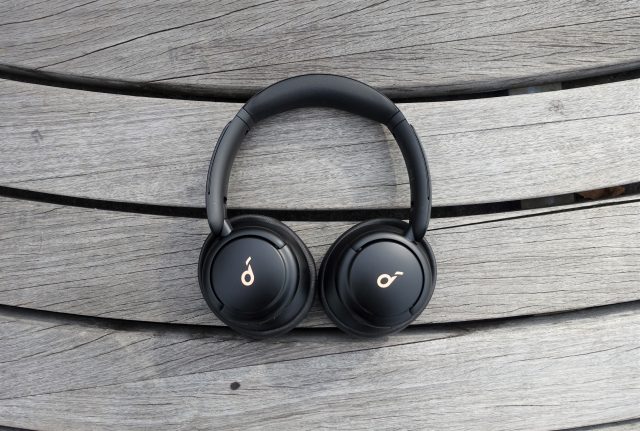 Auriculares con cancelación de ruido Soundcore Life Q30 de Anker.