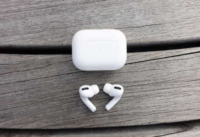 Verdaderos auriculares inalámbricos que cancelan el ruido de los AirPods Pro de Apple.