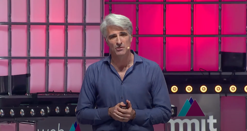 O vice-presidente sênior de engenharia de software da Apple, Craig Federighi, falando no Web Summit 2021.