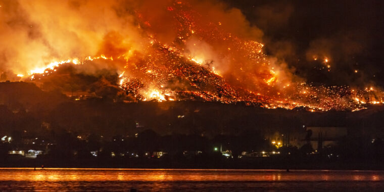 Trò chơi đáng trách: Chúng ta phải chịu trách nhiệm đến mức nào đối với các trận cháy rừng gần đây?
