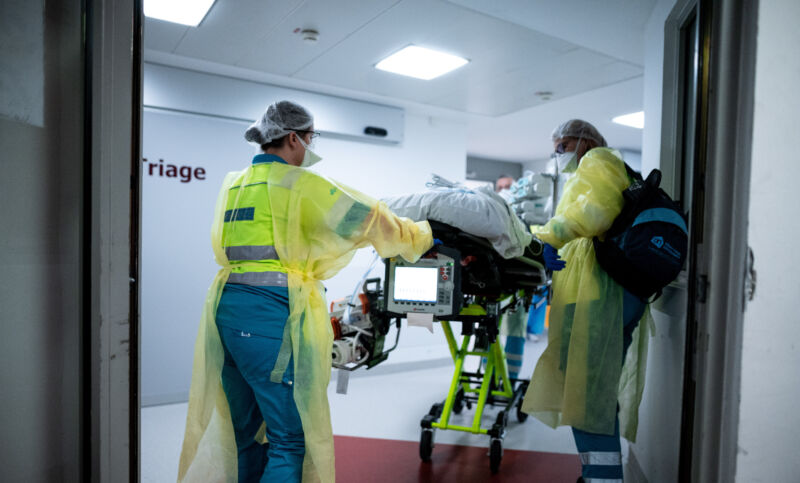 North Rhine-Westphalia, Herten: The crew of a Dutch ambulance brings a COVID-19 patient from Rotterdam to St. Elisabeth Hospital in Herten.