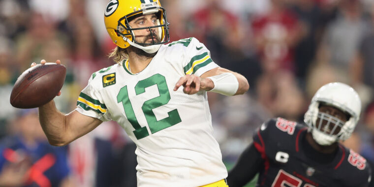 Report: COVID-positive Aaron Rodgers told NFL he was “immunized” with homeopathy