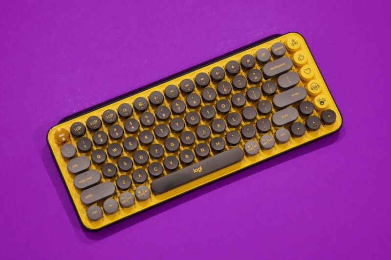 ejer Plys dukke Ledsager Logitech Pop Keys review: Reliable wireless mechanical keyboard with a  divisive style | Ars Technica