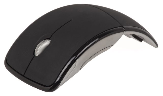 Mouse Microsoft Arc asli memiliki engsel logam.