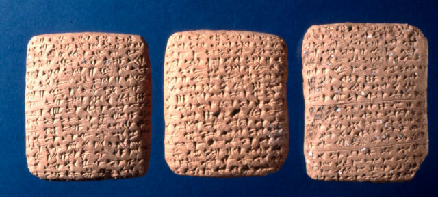 Die Amarna-Briefe, Tontafeln mit Keilschrift-Korrespondenz alter Könige, die in Tell el-Amarna im heutigen Ägypten ausgegraben wurden, enthalten Hinweise auf Glas.  Eine Nummer des kanaanitischen Herrschers Yidya von Ashkelon (wie diese gezeigt) enthält eine, die einen Glasauftrag für den Pharao kommentiert: "Was den König betrifft, mein Herr, nachdem ich etwas Glas bestellt habe, schicke ich hiermit dem König, meinem Herrn, 30 ('Stücke') Glas.  Außerdem, wer ist der Hund, der den Befehlen des Königs nicht gehorcht, Mylord, der Sonne vom Himmel, des Sohnes der Sonne, den die Sonne liebt?"
