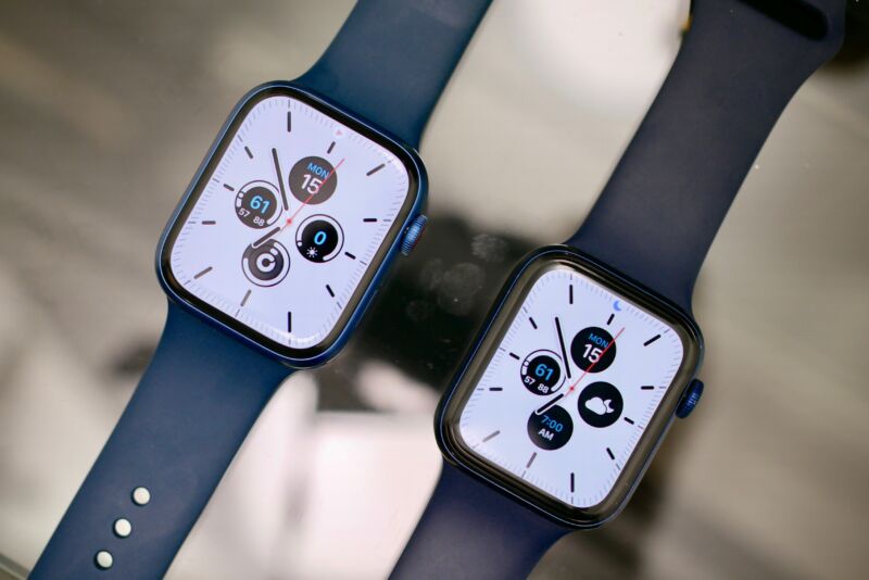 The Apple Watch Series 7 (left) and Series 6 (right).