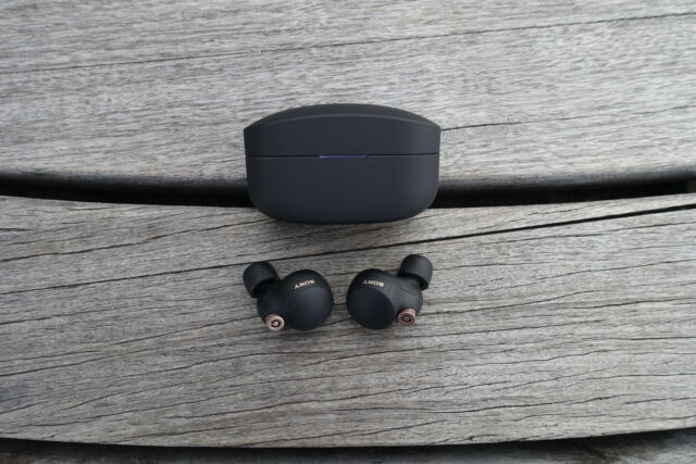 Fones de ouvido sem fio verdadeiros com cancelamento de ruído WF-1000XM4 da Sony.