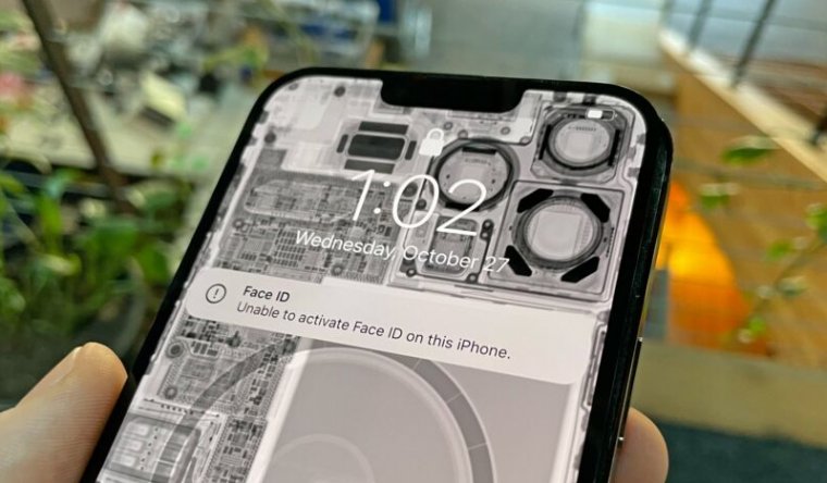 The "Unable to activate Face ID" message that appears after swapping displays.
