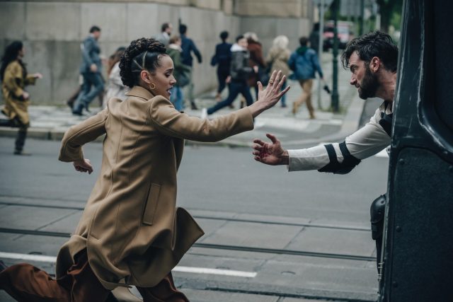 Brad Donne À Gwendoline Une Main Utile Pour Une Escapade.