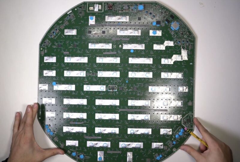 Un grand circuit imprimé qui a été retiré d'une antenne parabolique Starlink.