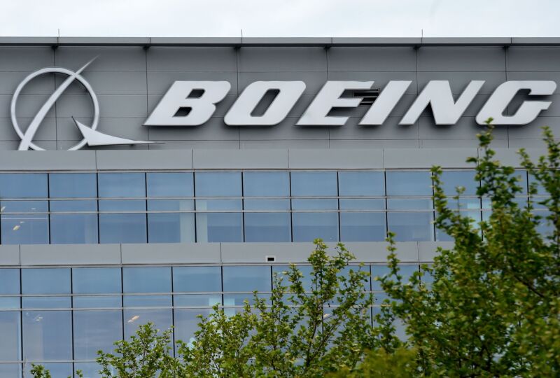 Un logotipo de Boeing en el exterior de la sede de la empresa.