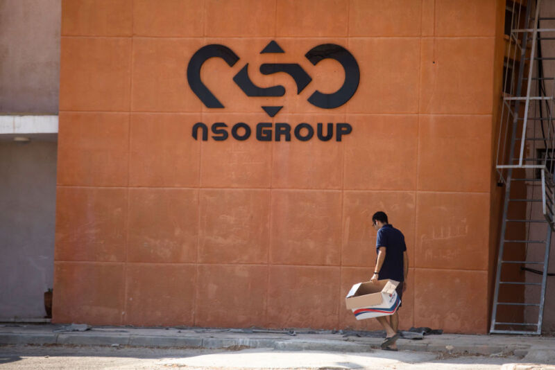 Un hombre camina junto a la entrada del edificio de la empresa cibernética israelí NSO Group en una de sus sucursales en el desierto de Arava el 11 de noviembre de 2021, en Sapir, Israel.