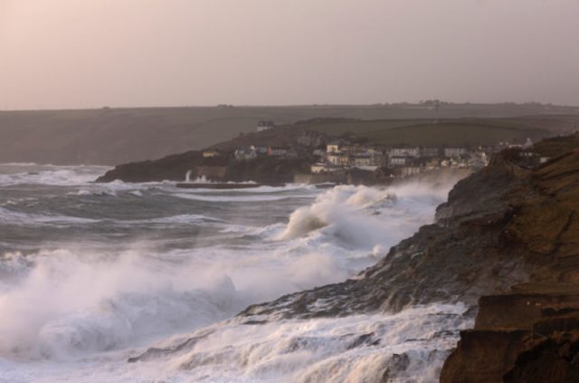 Des Vagues S’écrasent Sur La Côte À Porthleven, En Cornouailles, Pendant Les Tempêtes Hivernales De 2013-2014