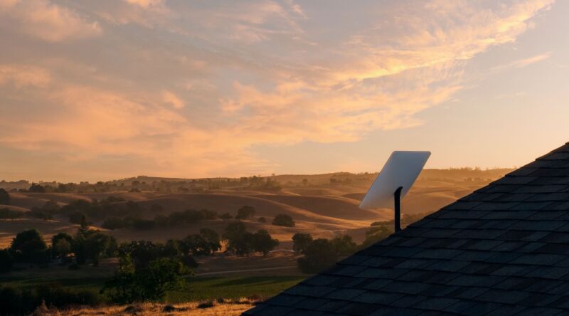 Une antenne parabolique Starlink montée sur un toit.