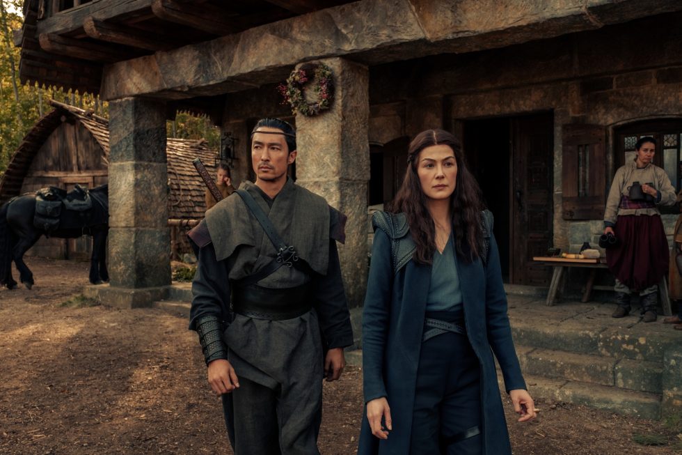 Lan (Daniel Henney) Et Moiraine (Rosamund Pike) Ne Correspondent Pas Exactement Aux Descriptions Des Personnages Dans Les Livres, Mais Les Performances Sont Parfaites.