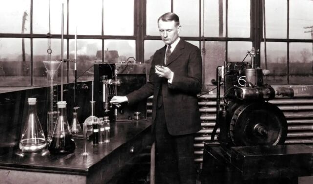 Los científicos que trabajan en General Motors descubrieron que el tetraetilo de plomo podría mejorar en gran medida la eficiencia y la longevidad de los motores en la década de 1920.