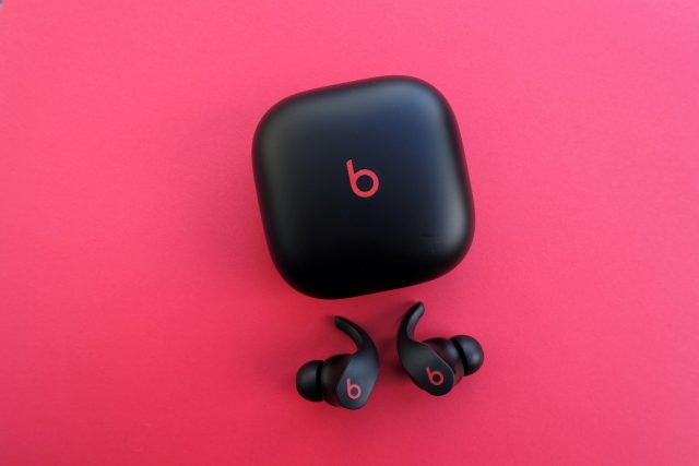 Audífonos inalámbricos con cancelación de ruido Beats Fit Pro.